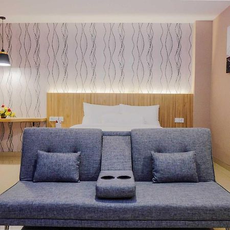 Front One Hotel Sragen Exterior photo