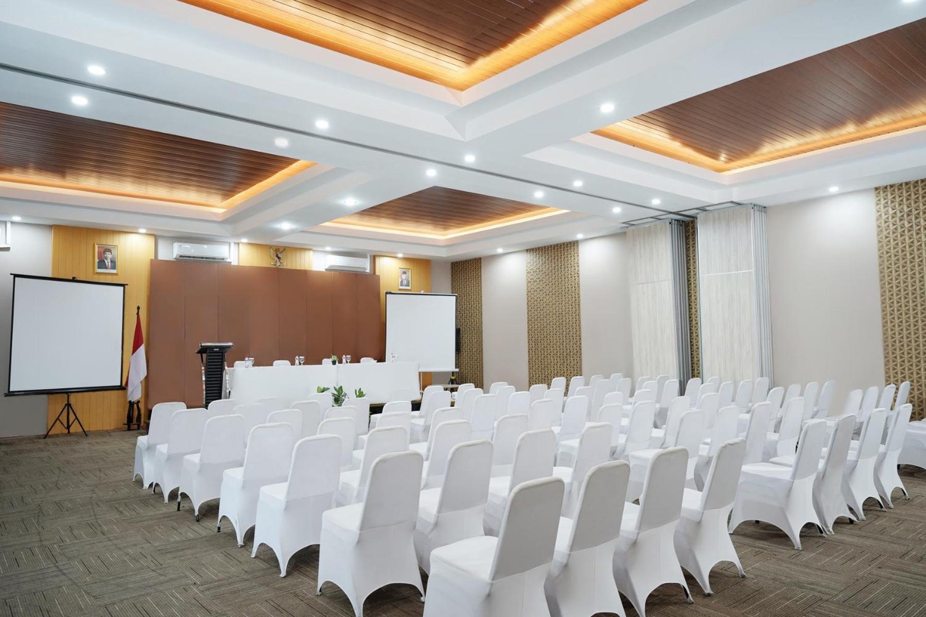 Front One Hotel Sragen Exterior photo