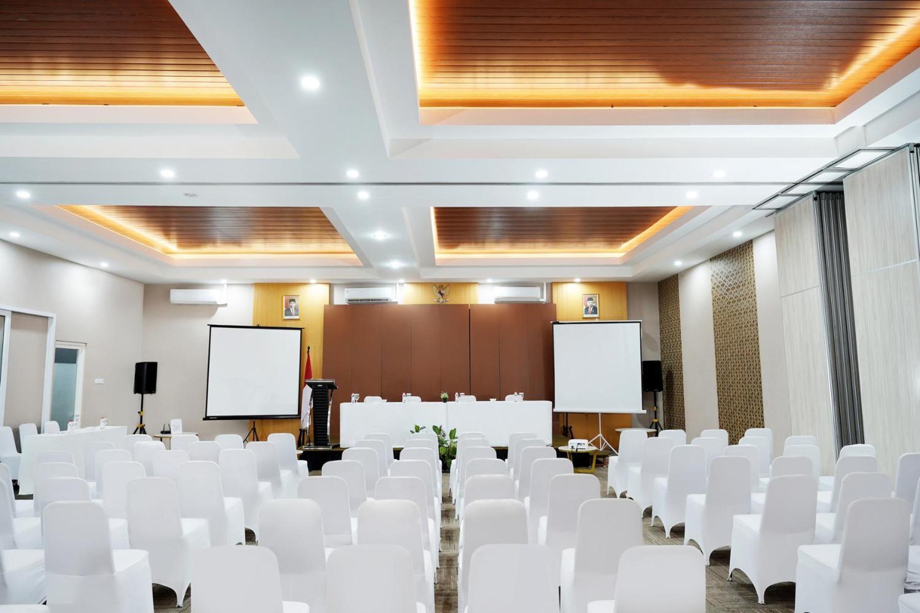 Front One Hotel Sragen Exterior photo