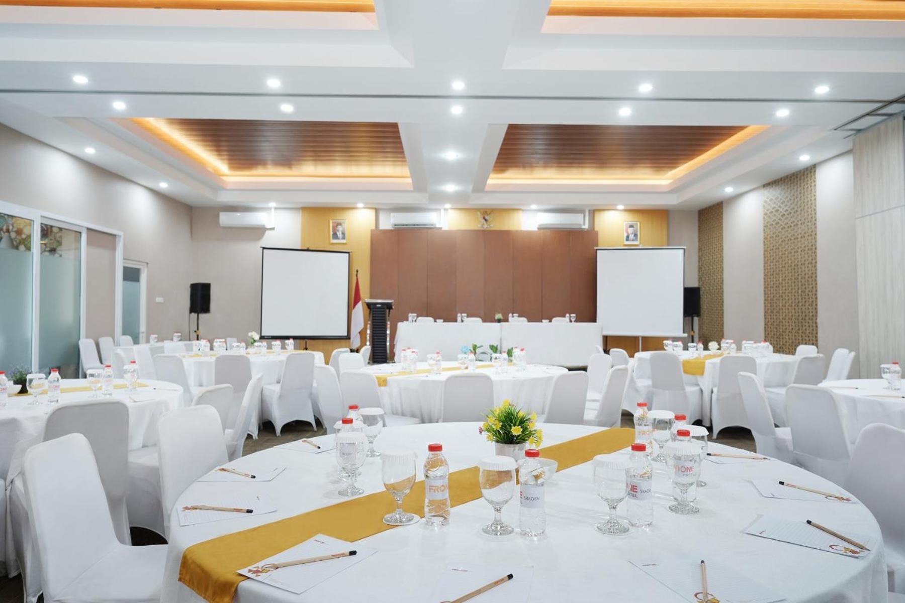 Front One Hotel Sragen Exterior photo