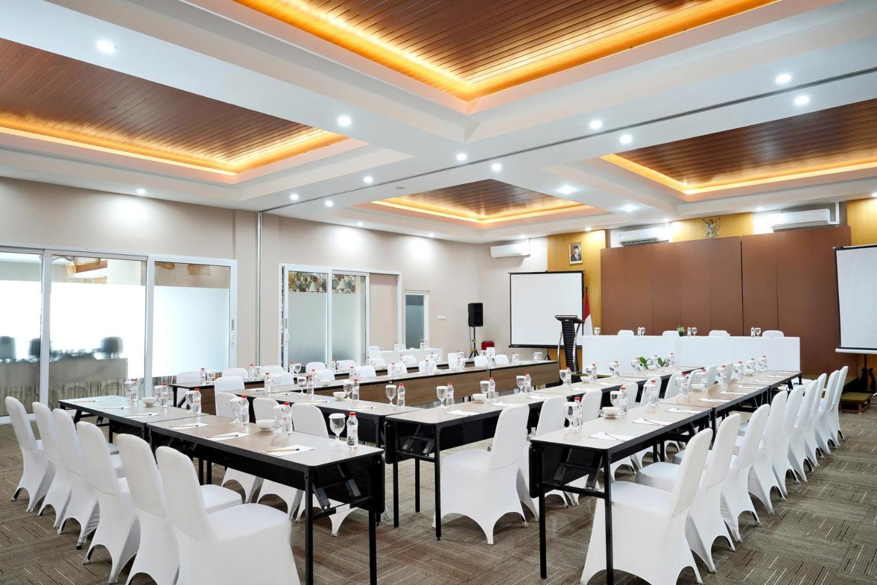 Front One Hotel Sragen Exterior photo
